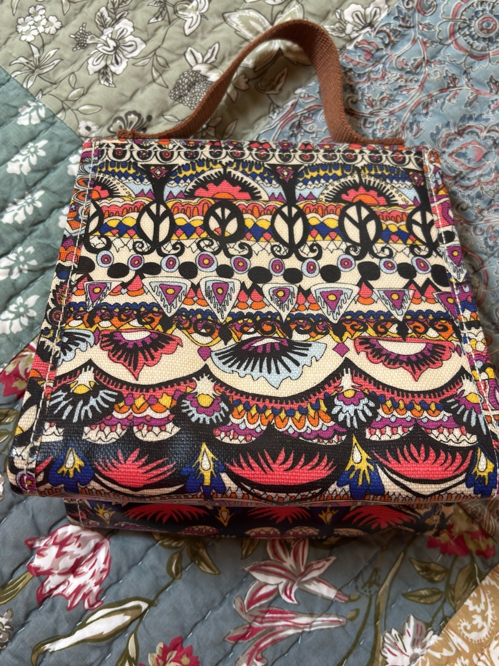Sakroots insulated lunch bag featuring a vibrant boho artist print NWOT